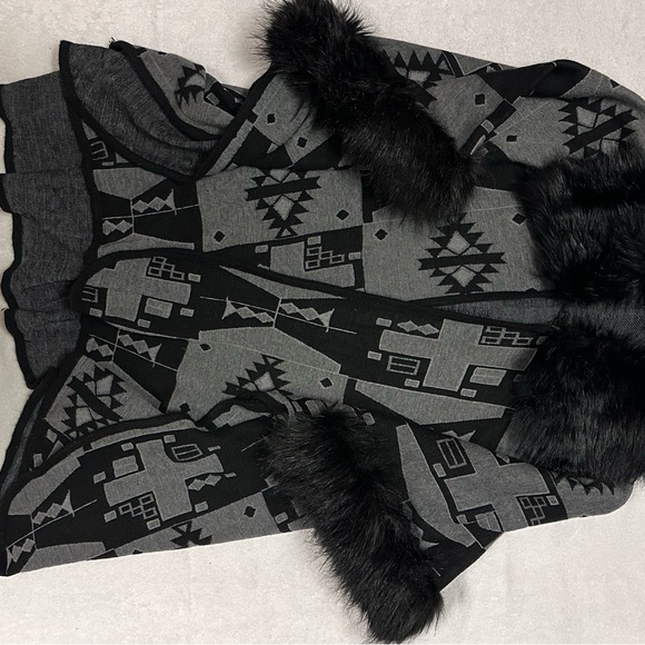 Beautiful Aztec Wrap with Faux Fur - Picture 11 of 16